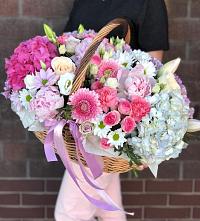 Цветочная композиция из Розы, Хризантемы, Пионы и Лизиантусы в корзине в Орлово